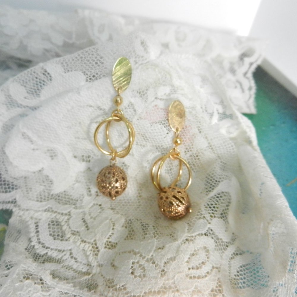 Filigreed gold chandelier pierced earrings gold tone drop and dangle Victorian - Picture 5 of 13